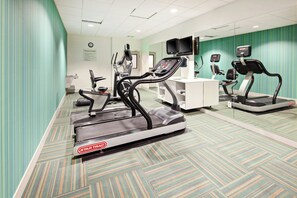 A fitness center with treadmills, a desk, and a television. - Holiday Inn Express & Suites Clovis-Fresno Area by IHG (Clovis)