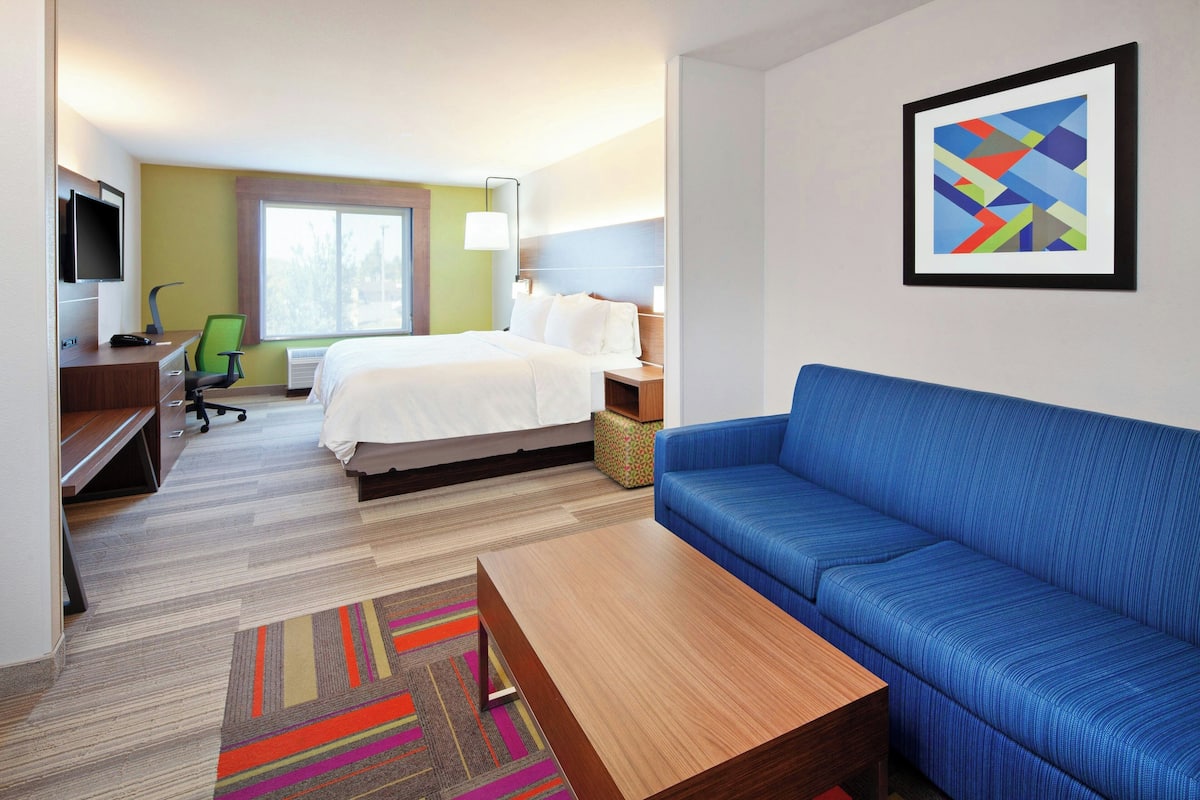 In-room safe, desk, iron/ironing board, free WiFi