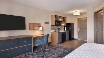 Desk, laptop workspace, iron/ironing board, free WiFi
