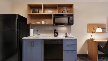 Full-size fridge, microwave, stovetop, dishwasher