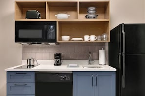 Full-sized fridge, microwave, stovetop, dishwasher - Candlewood Suites Springfield North by IHG (Springfield)