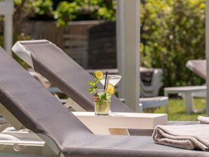 Piscina externa, espreguiçadeiras