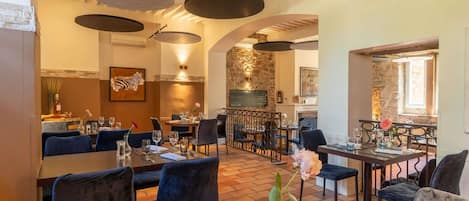 Breakfast, lunch and dinner served