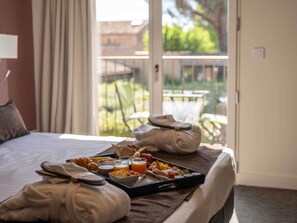 Daily buffet breakfast (EUR 17.80 per person)