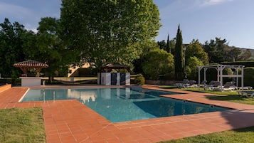 Piscine extérieure, chaises longues