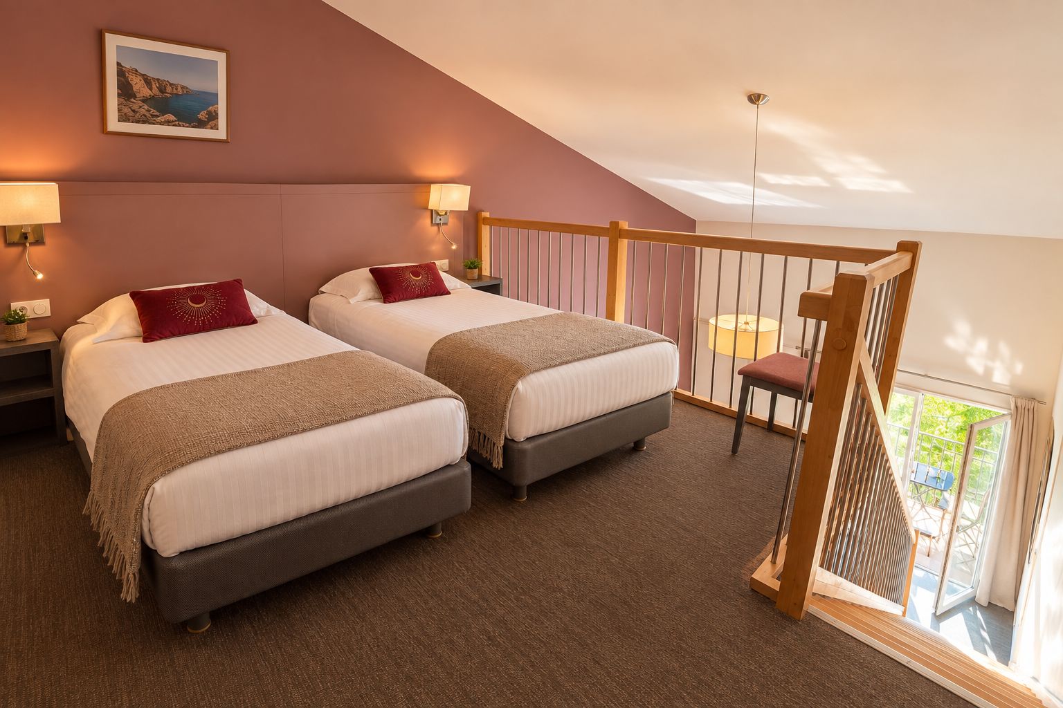 Une chambre d’hôtel avec deux lits, un balcon et une vue sur l’extérieur.