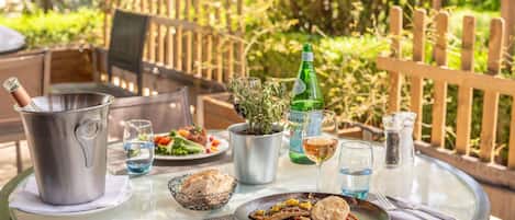 Breakfast, lunch and dinner served