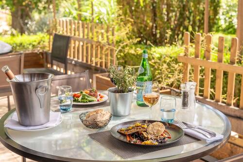 Petit déjeuner, déjeuner et dîner servis sur place