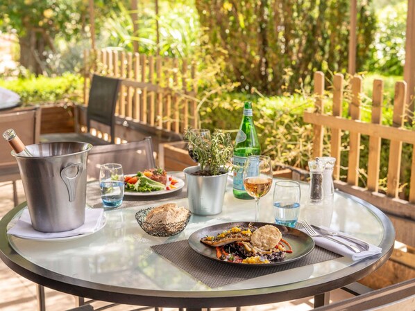 S'hi serveixen esmorzars, dinars i sopars 