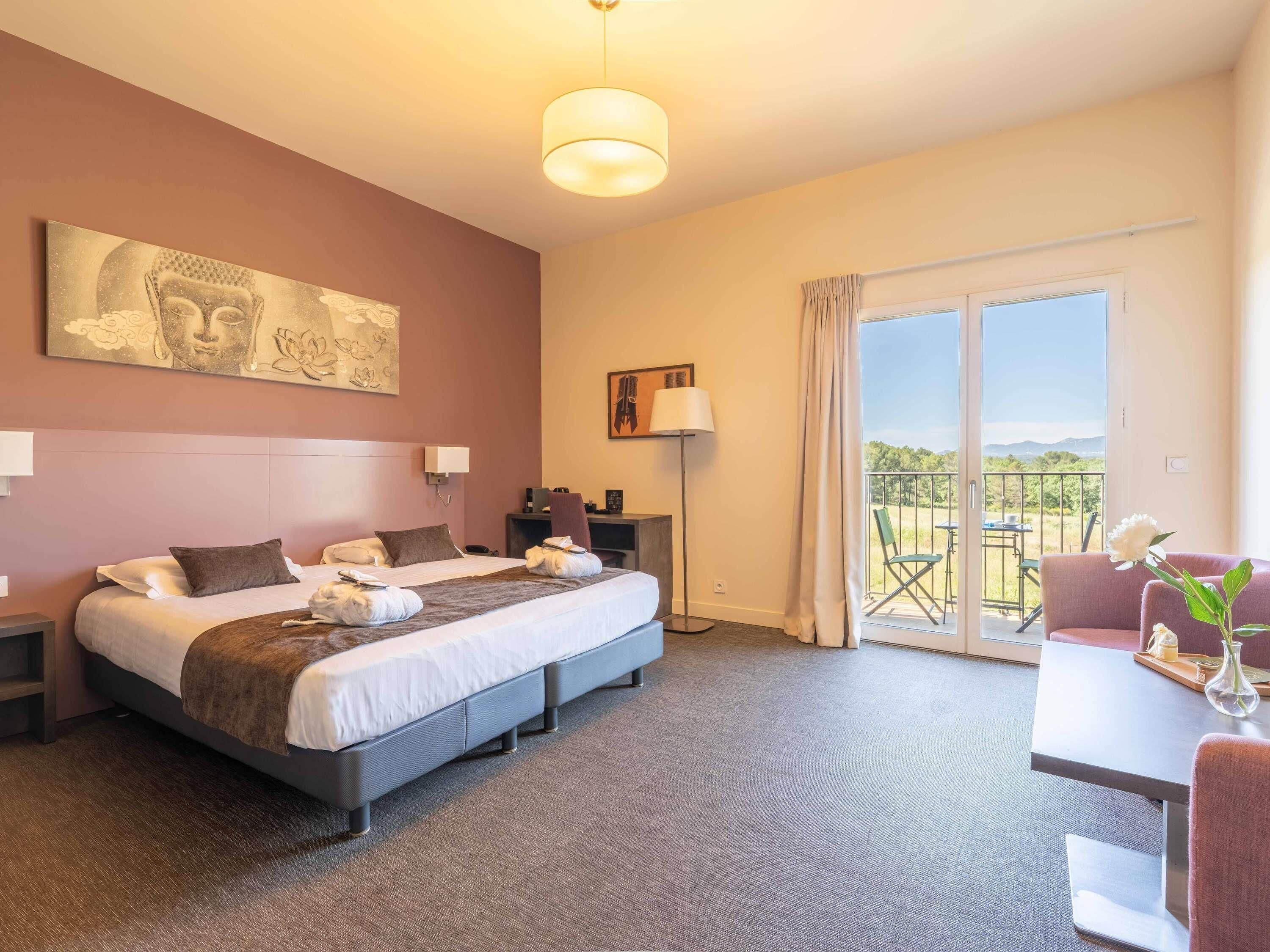 Caja fuerte, escritorio, camas supletorias y wifi gratis