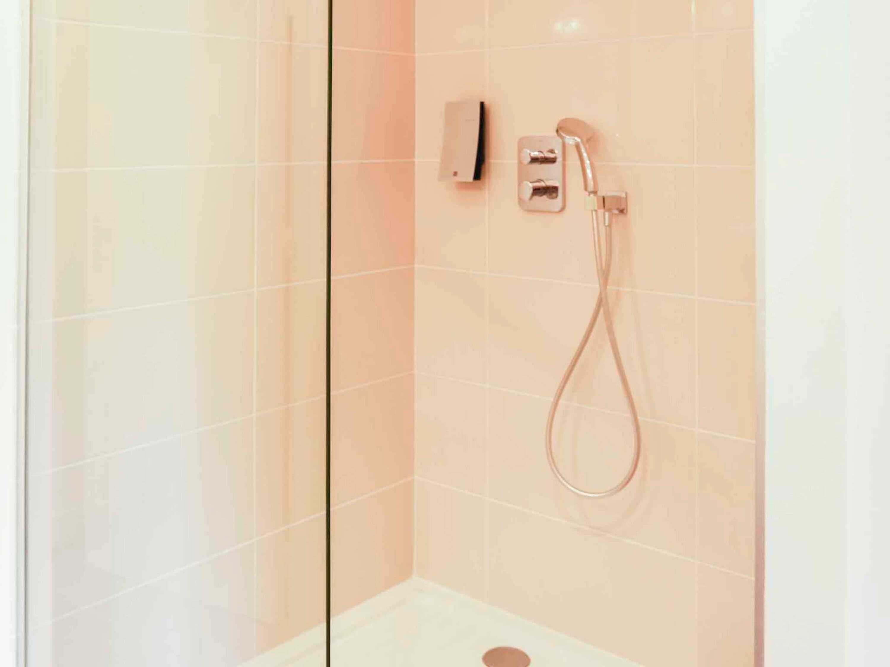 Safe på rommet, skrivebord og ekstrasenger (mot et tillegg)