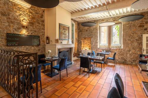 Petit déjeuner, déjeuner et dîner servis sur place