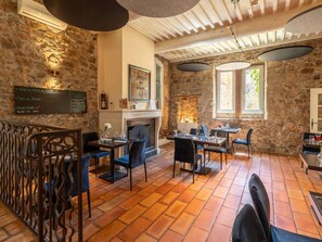 Breakfast, lunch and dinner served  - Hotel Mercure Aix en Provence Sainte Victoire (Chateauneuf-le-Rouge)