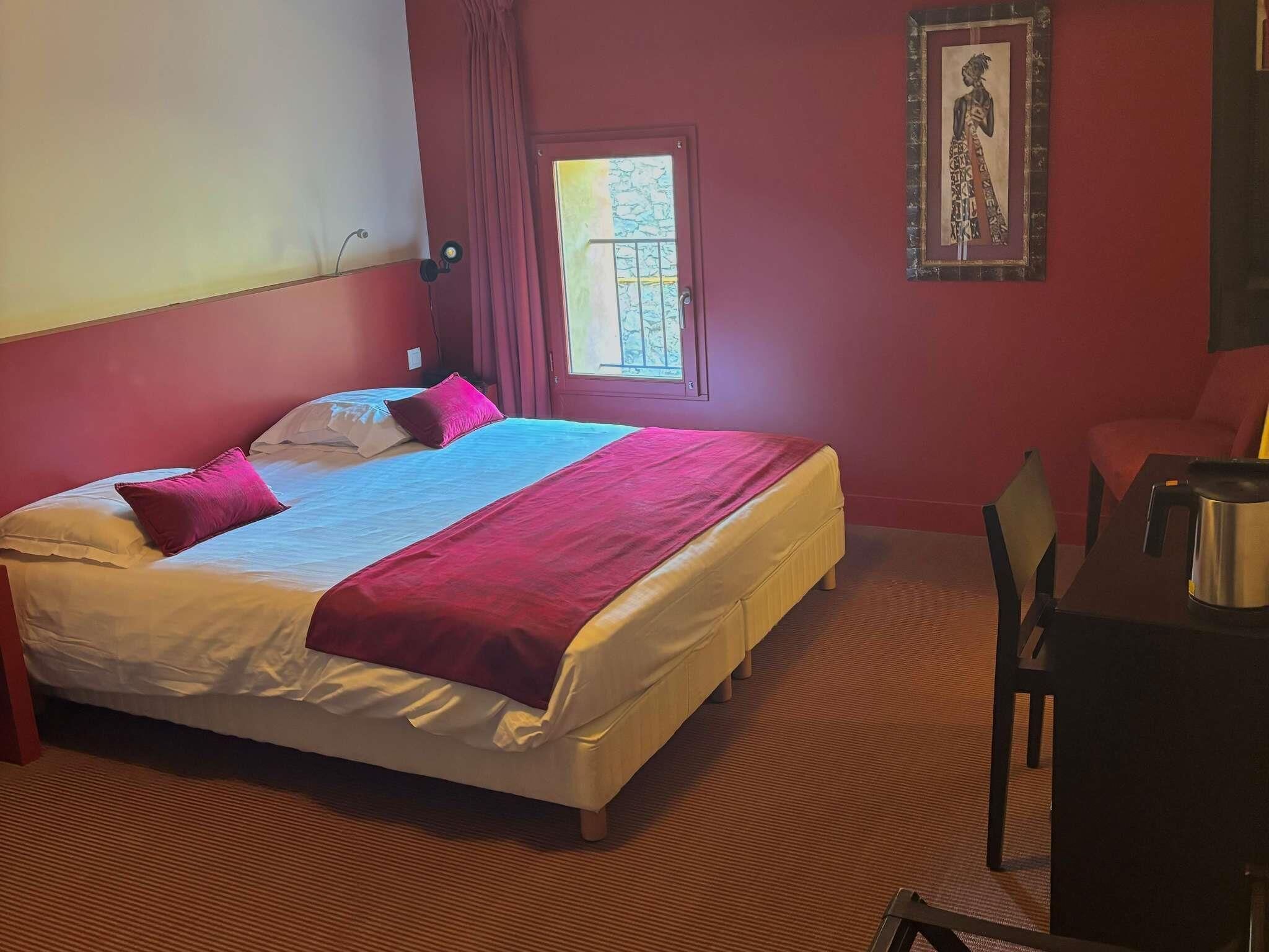 Habitación estándar, 1 cama Queen size | Caja de seguridad en la habitación, escritorio y camas extra 