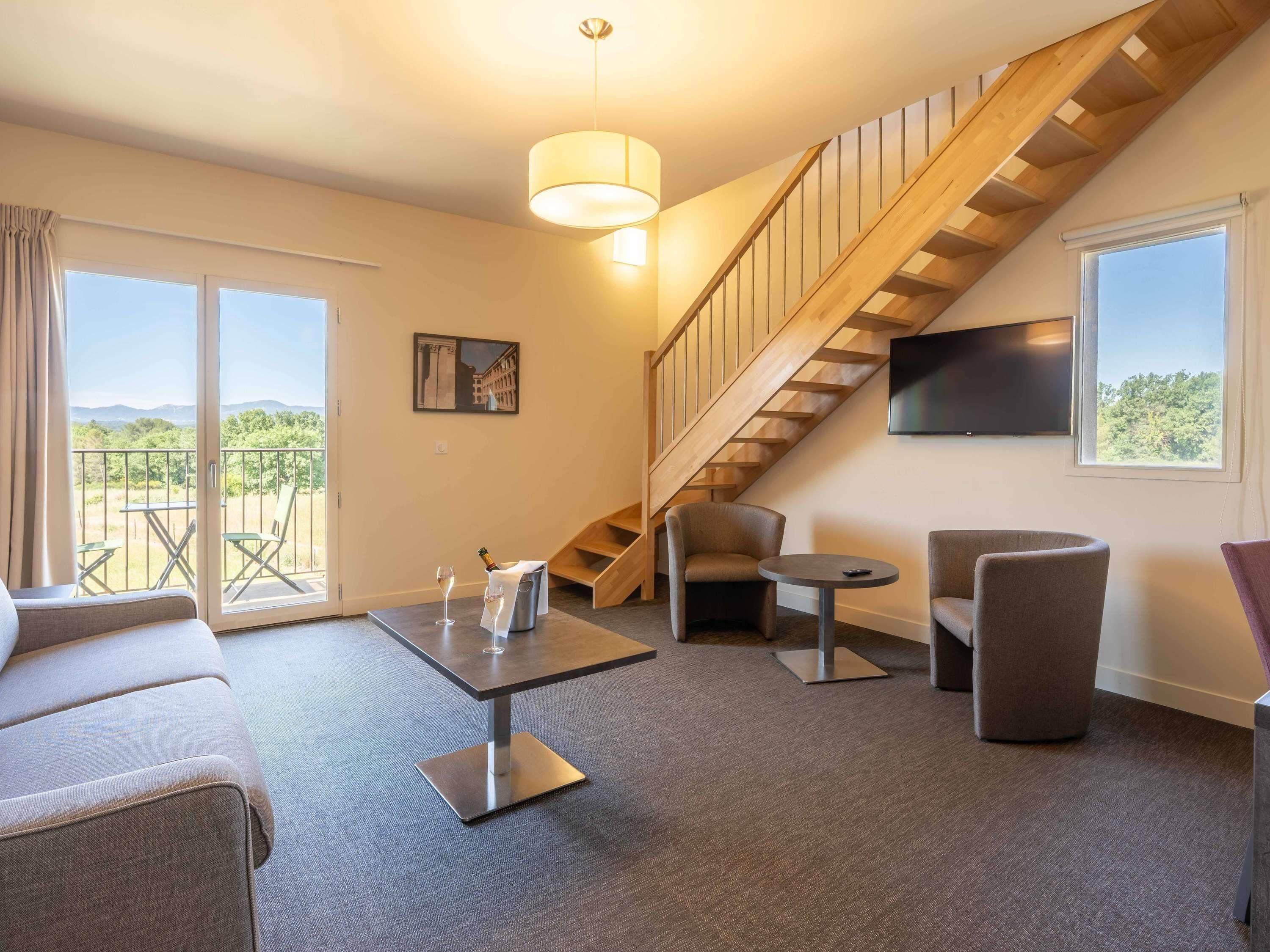 Caja de seguridad en la habitación y escritorio 