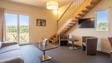 Caja de seguridad en la habitación y escritorio