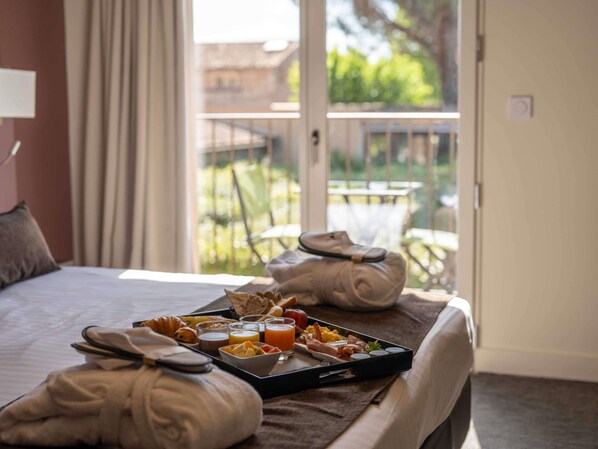 Daily buffet breakfast for a fee - Hotel Mercure Aix en Provence Sainte Victoire (Chateauneuf-le-Rouge)
