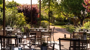 Petit déjeuner, déjeuner et dßner servis sur place