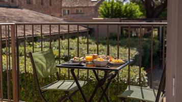 In-room safe, desk, rollaway beds, free WiFi