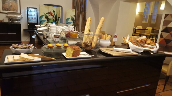 Desayuno buffet diario (EUR 17.80 por persona)