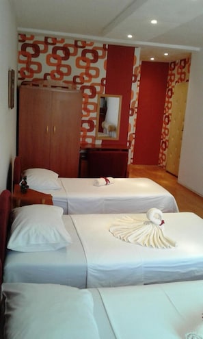 Pillow-top beds, in-room safe, desk, free WiFi - Ani Hotel (Skopje)