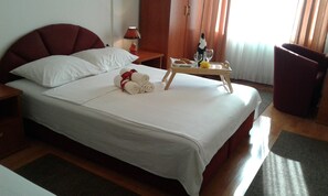 Chambre simple | Lit avec matelas à plateau-coussin, coffre-fort, bureau