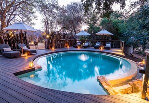 4 개의 야외 수영장, 07:00 ~ 17:00 오픈, 수영장 파라솔, 일광욕 의자