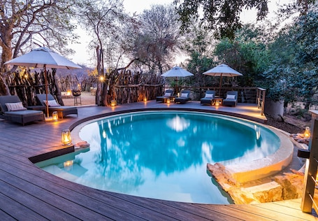 4 piscinas al aire libre, sombrillas, sillones reclinables de piscina