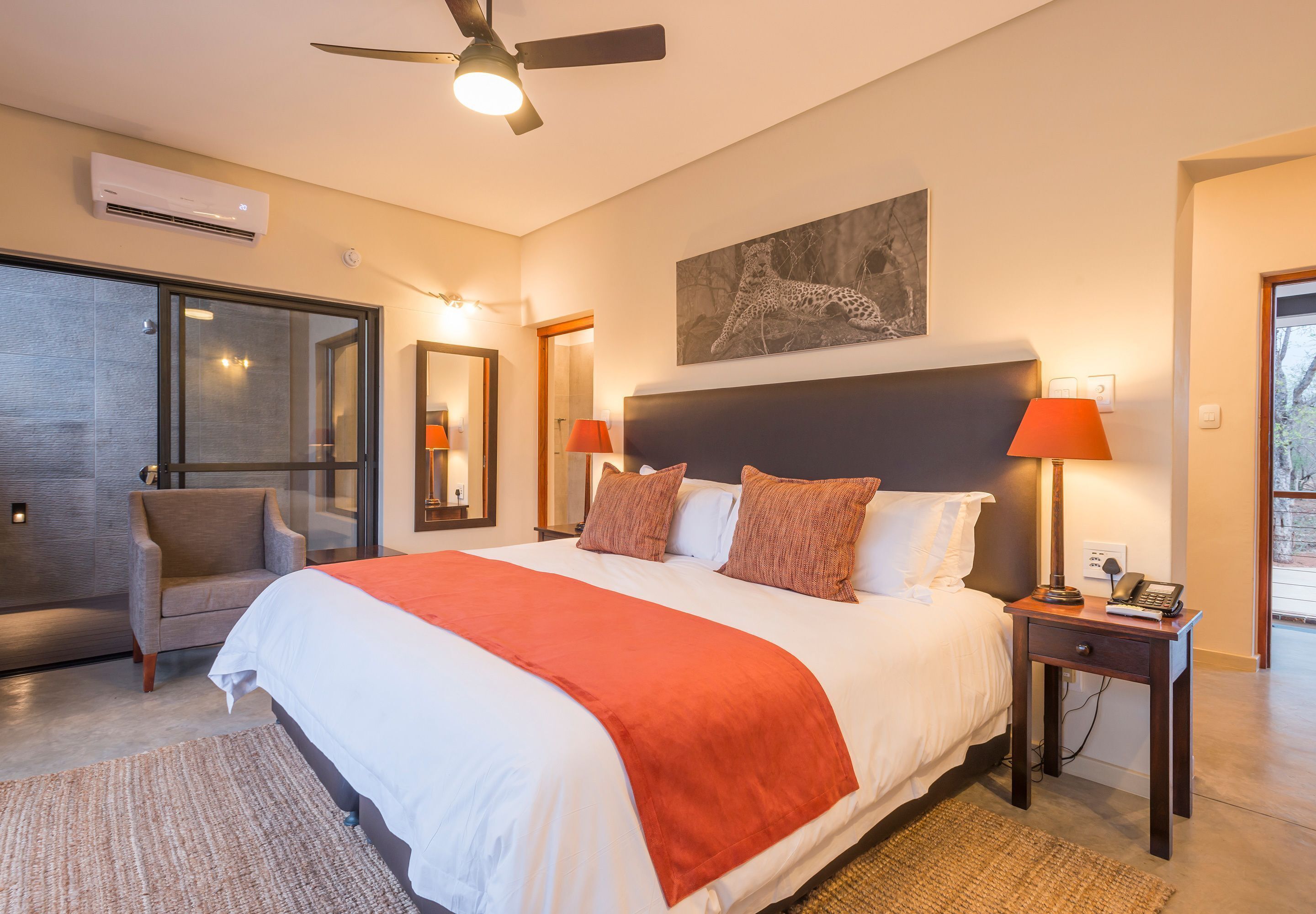 Luxe beddengoed, pillowtop-bedden, een kluis op de kamer