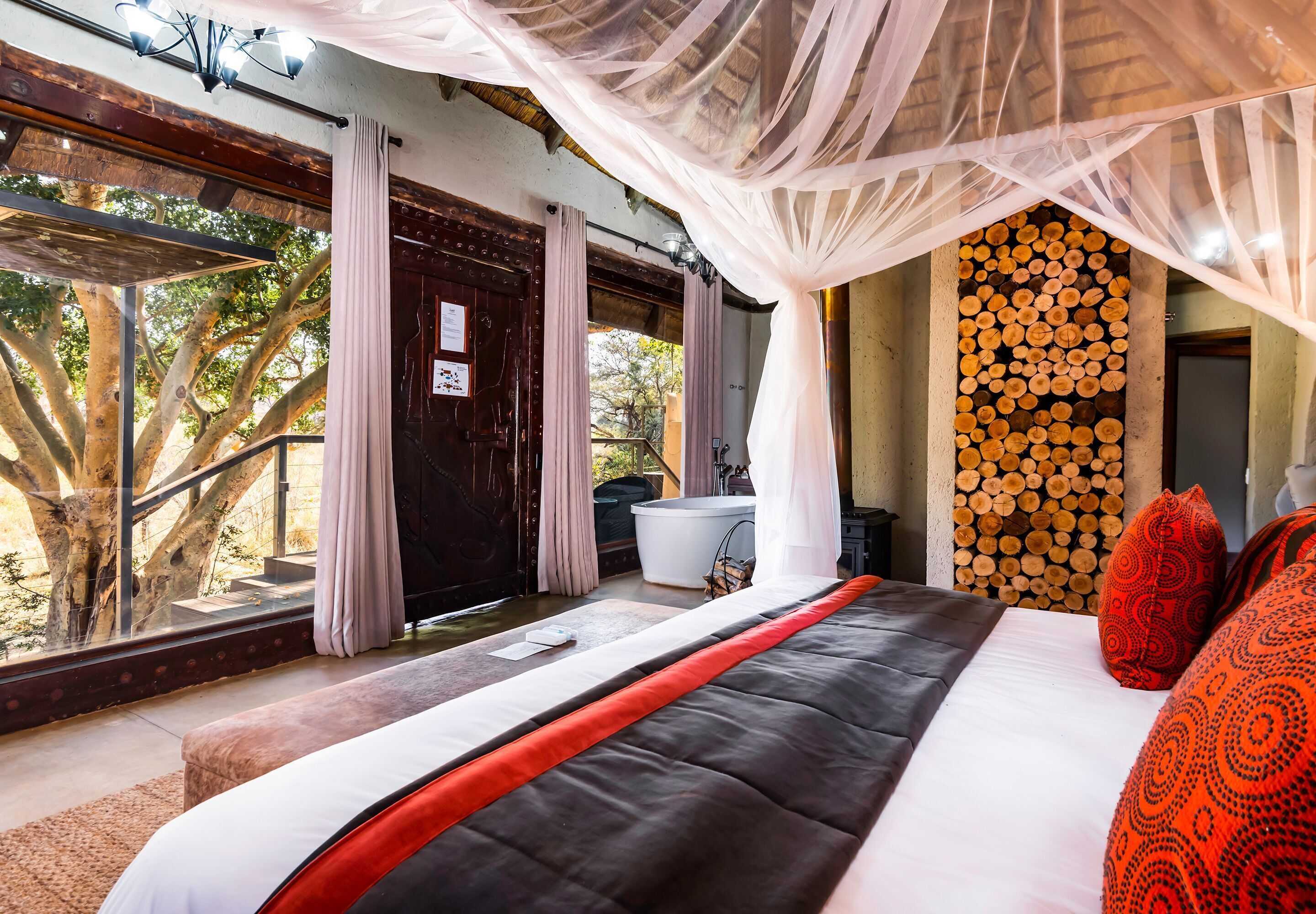 Luxe beddengoed, pillowtop-bedden, een kluis op de kamer
