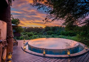 4 udendørs pools, åben fra kl. 07.00 til kl. 17.00, parasoller