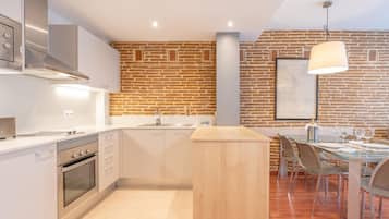 Apartamento, 2 habitaciones | Cocina privada | Frigorífico grande, microondas, horno y placa de cocina