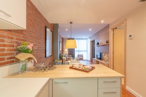 Departamento, 2 habitaciones | Cocina privada | Refrigerador con congelador, microondas, horno y parrilla de estufa