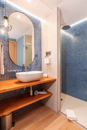 Apartment, 2 Bedrooms | Bathroom | Shower, free toiletries, hair dryer, towels - Serennia Cest Apartamentos Arc de Triomf (Barcelona)