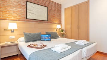 Appartement, 2 slaapkamers | 2 slaapkamers, een kluis op de kamer, individueel gedecoreerd