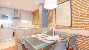 Appartement, 2 slaapkamers | Woonruimte | Flatscreentelevisie