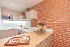 Apartment, 2 Bedrooms | Private kitchen | Full-sized fridge, microwave, oven, stovetop - Serennia Cest Apartamentos Arc de Triomf (Barcelona)