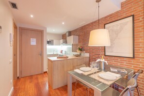 Apartamento, 2 quartos | Área de estar | TV de tela plana