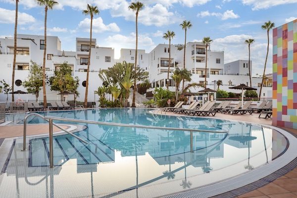 2 outdoor pools