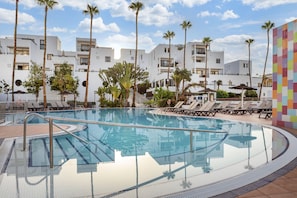 2 outdoor pools