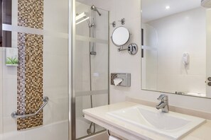 アパートメント 2 ベッドルーム | バスルーム | 環境にやさしいバスアメニティ、ヘアドライヤー、タオル、石鹸