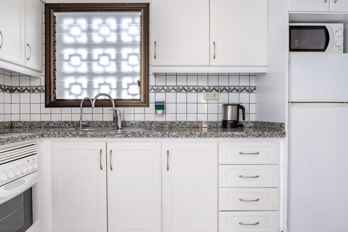 Fridge, microwave, oven, coffee/tea maker