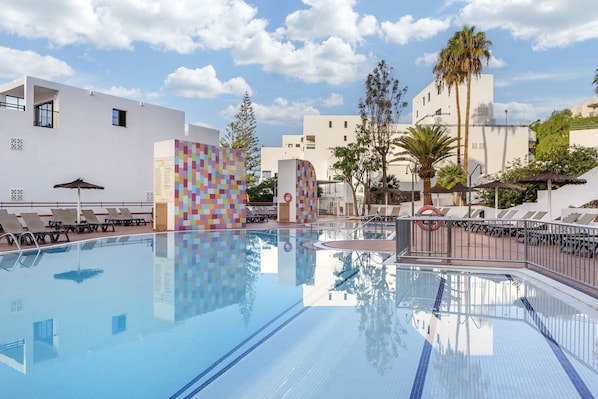 2 piscines a l'aire lliure