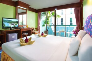 Deluxe kamer | Luxe beddengoed, een minibar, een bureau, verduisterende gordijnen