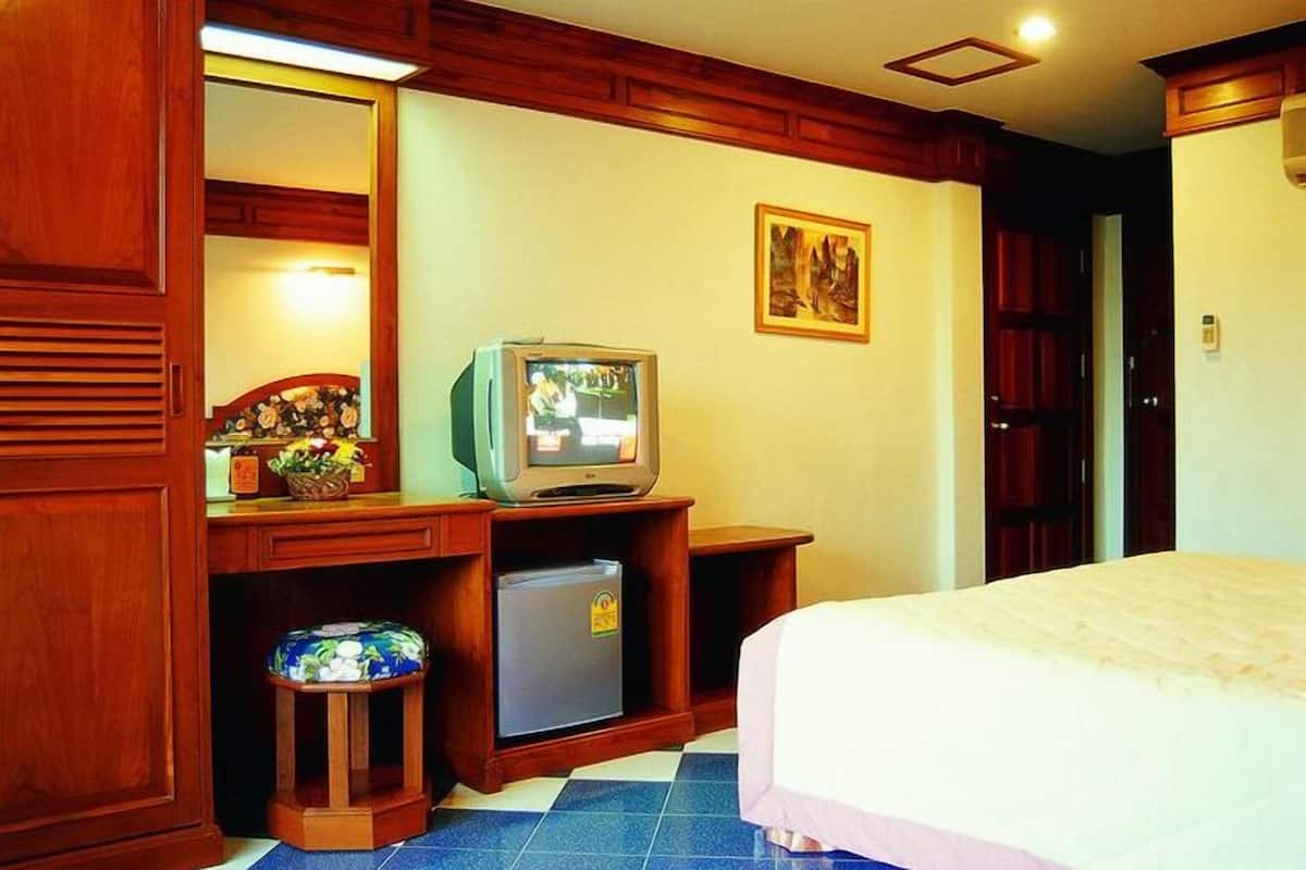 Premium bedding, minibar, desk, blackout drapes