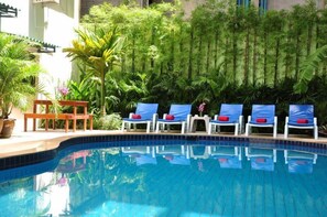Una piscina al aire libre