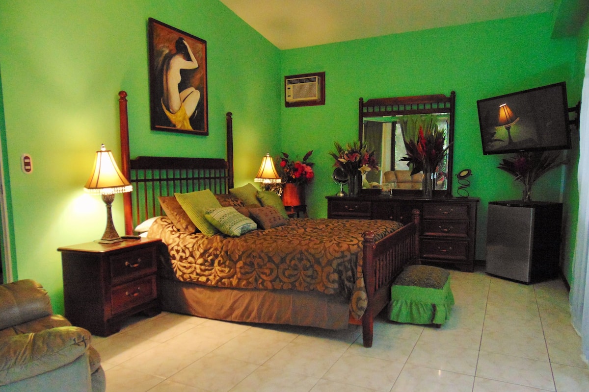 Honeymoon Room | In-room safe, desk, blackout drapes, iron/ironing board (on request)