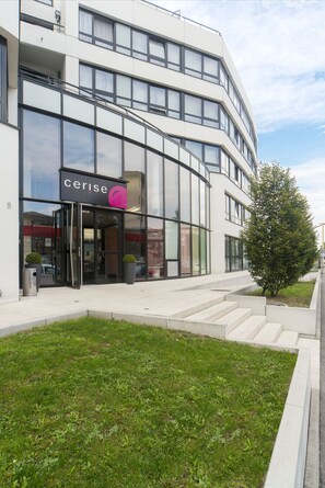 Front of property - evening/night - Cerise Strasbourg (Strasbourg)