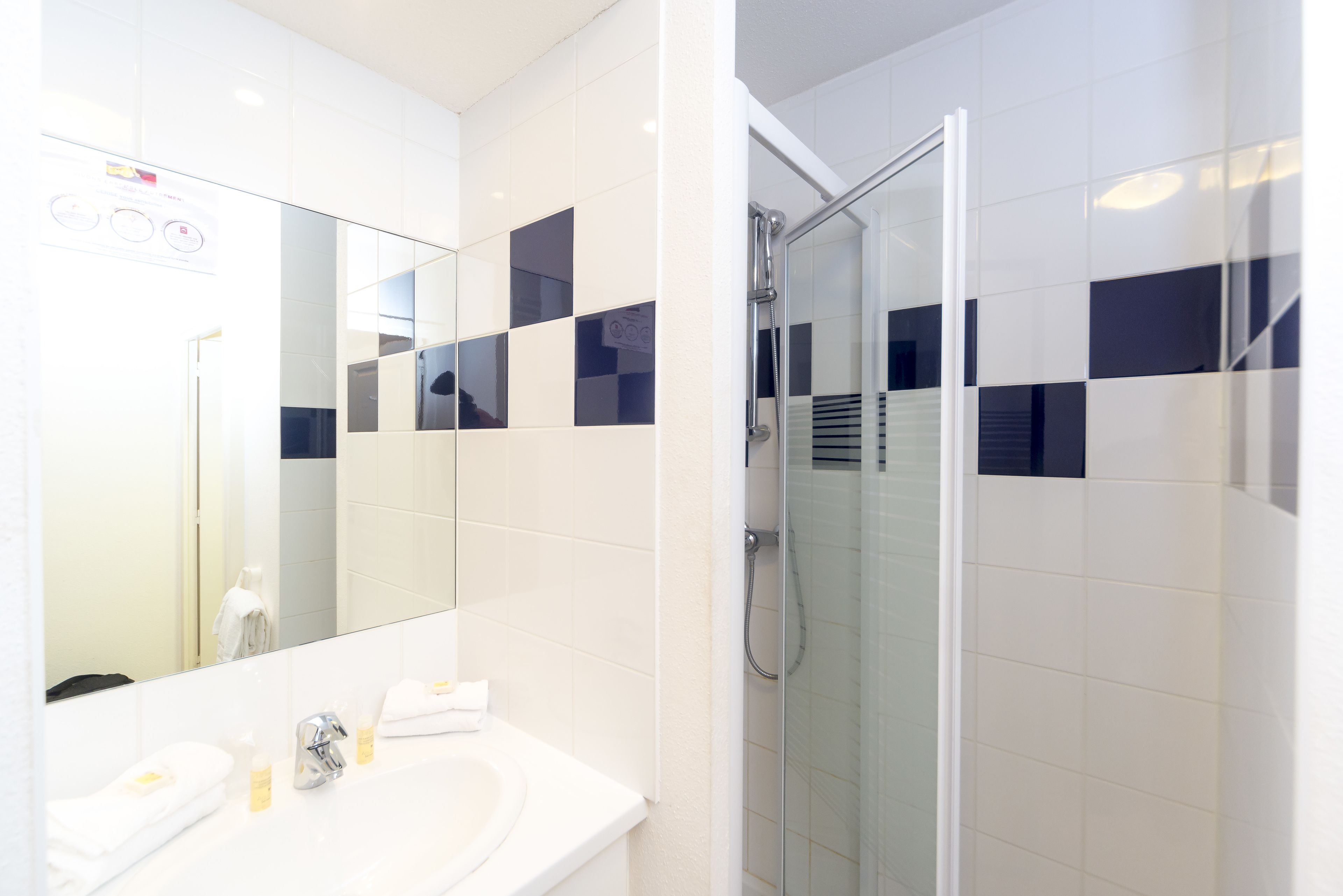 Kostenlose Toilettenartikel, Haartrockner, Handtücher