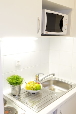 Fridge, microwave, stovetop, electric kettle - Cerise Strasbourg (Strasbourg)